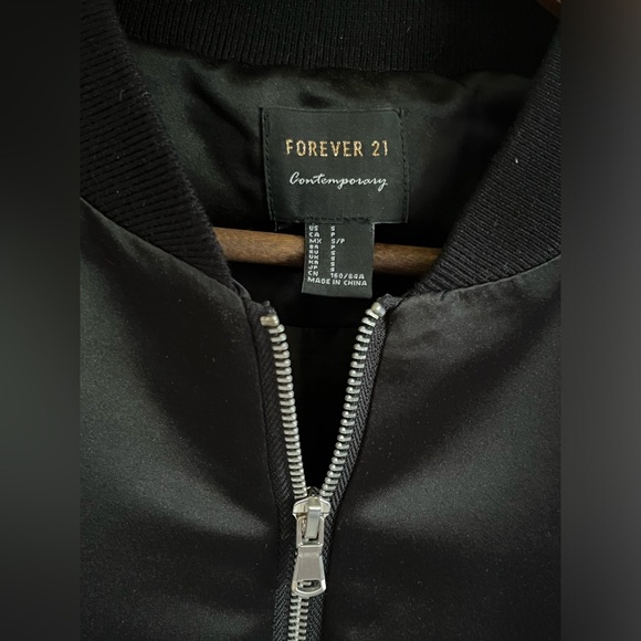 SOLD - WORLD TRAVELLER BOMBER JACKET - F21 - Picture 5 of 5